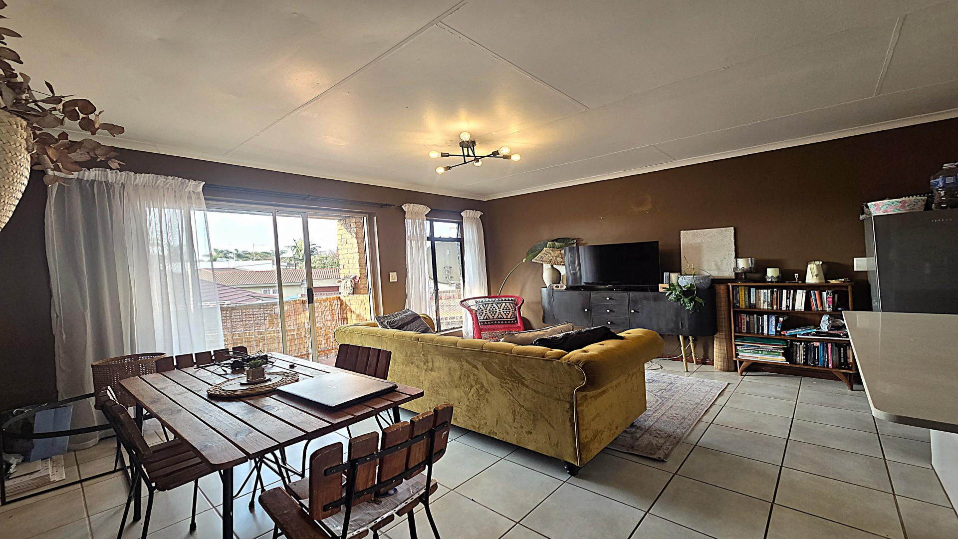 Lounges - 14 square meters of property in Linden