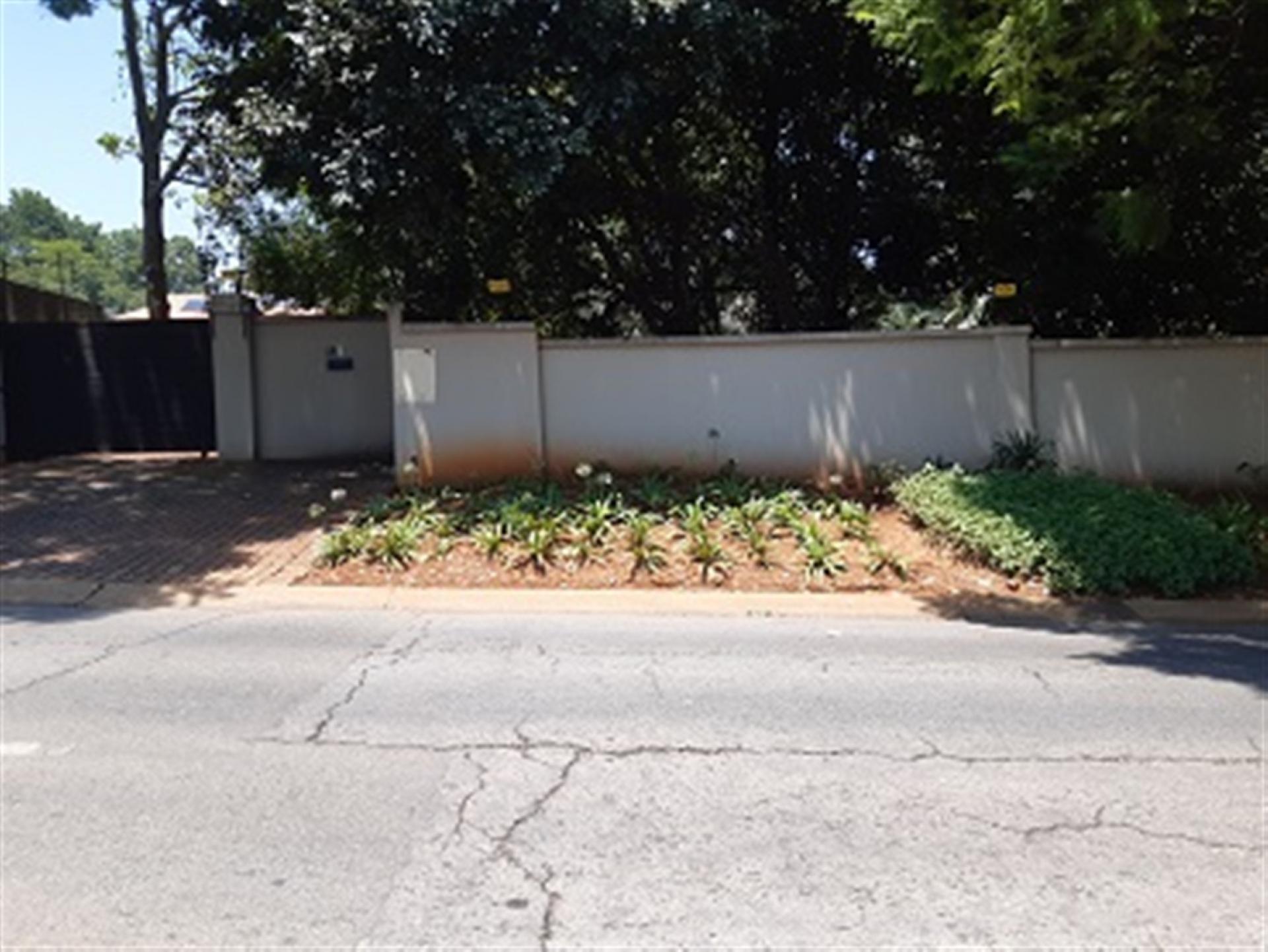 Front View of property in Linden