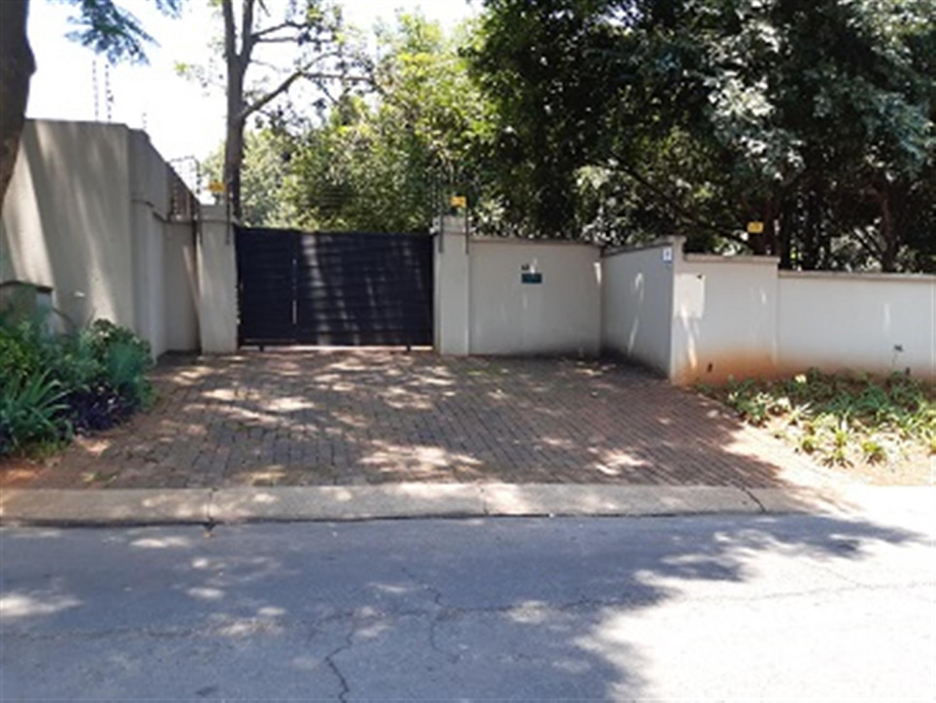 Front View of property in Linden
