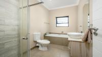 Main Bathroom of property in Parsons Vlei