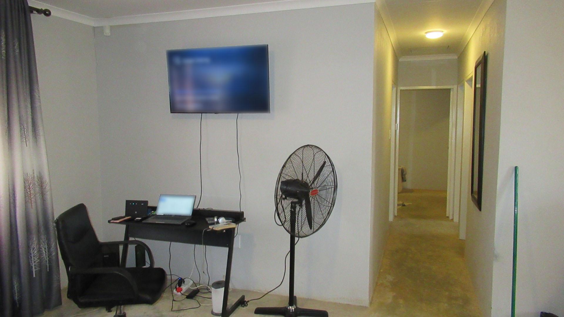 Lounges - 19 square meters of property in Crystal Park