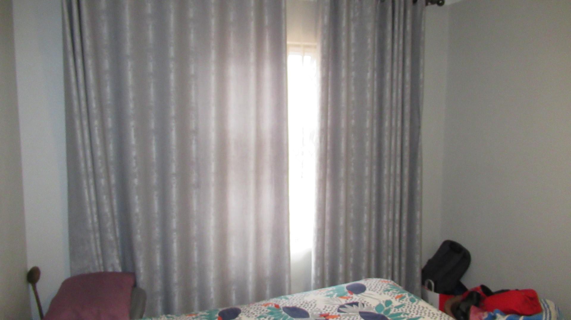 Main Bedroom - 15 square meters of property in Crystal Park