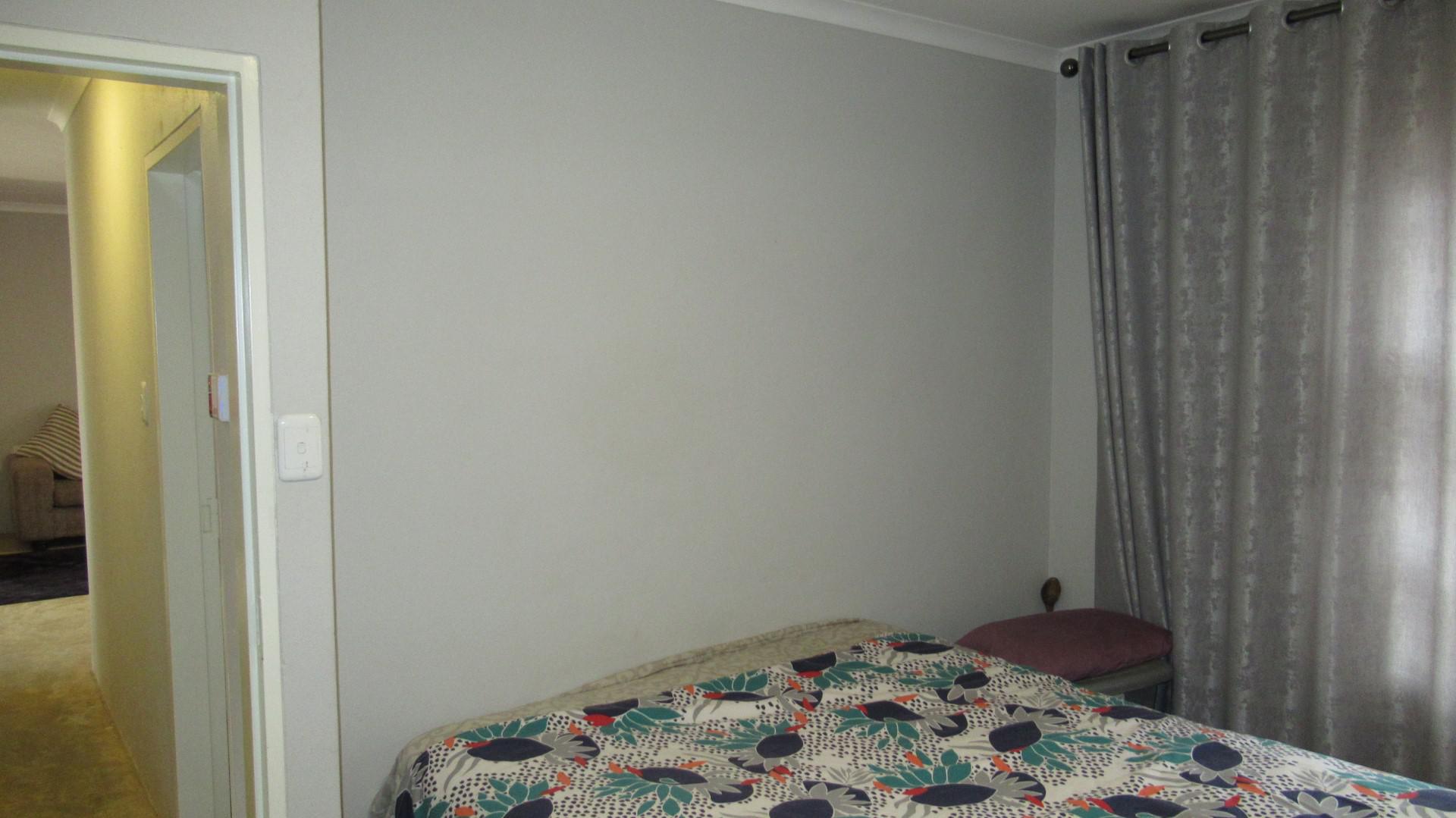 Main Bedroom - 15 square meters of property in Crystal Park