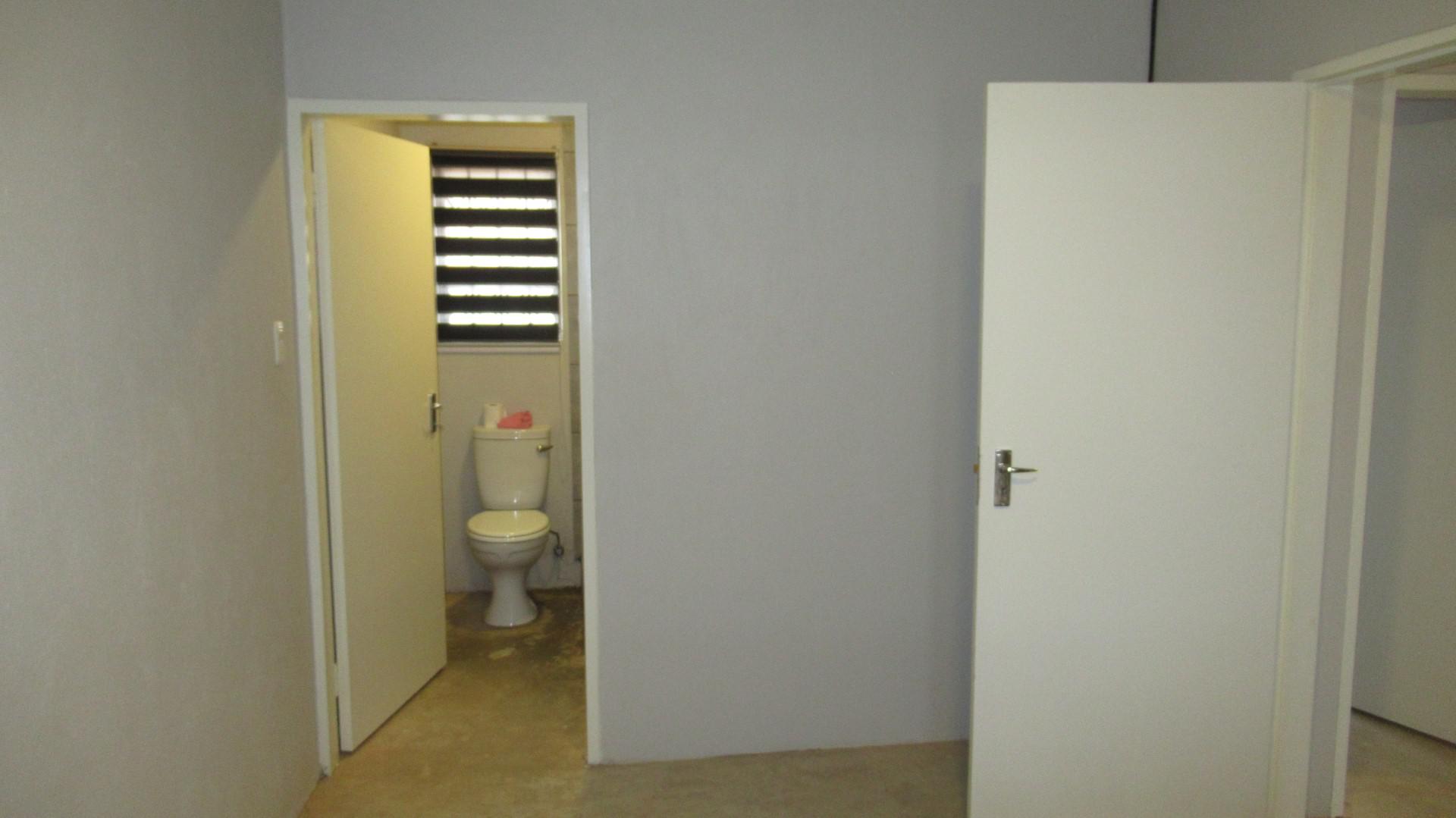 Main Bedroom - 15 square meters of property in Crystal Park