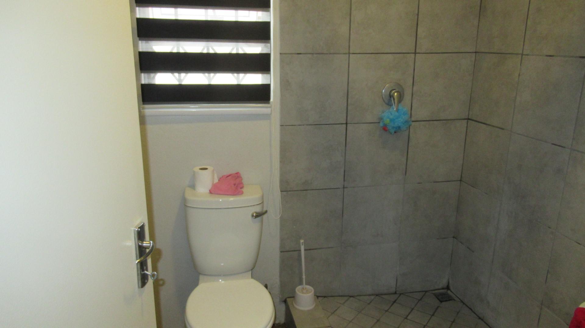 Main Bathroom - 4 square meters of property in Crystal Park