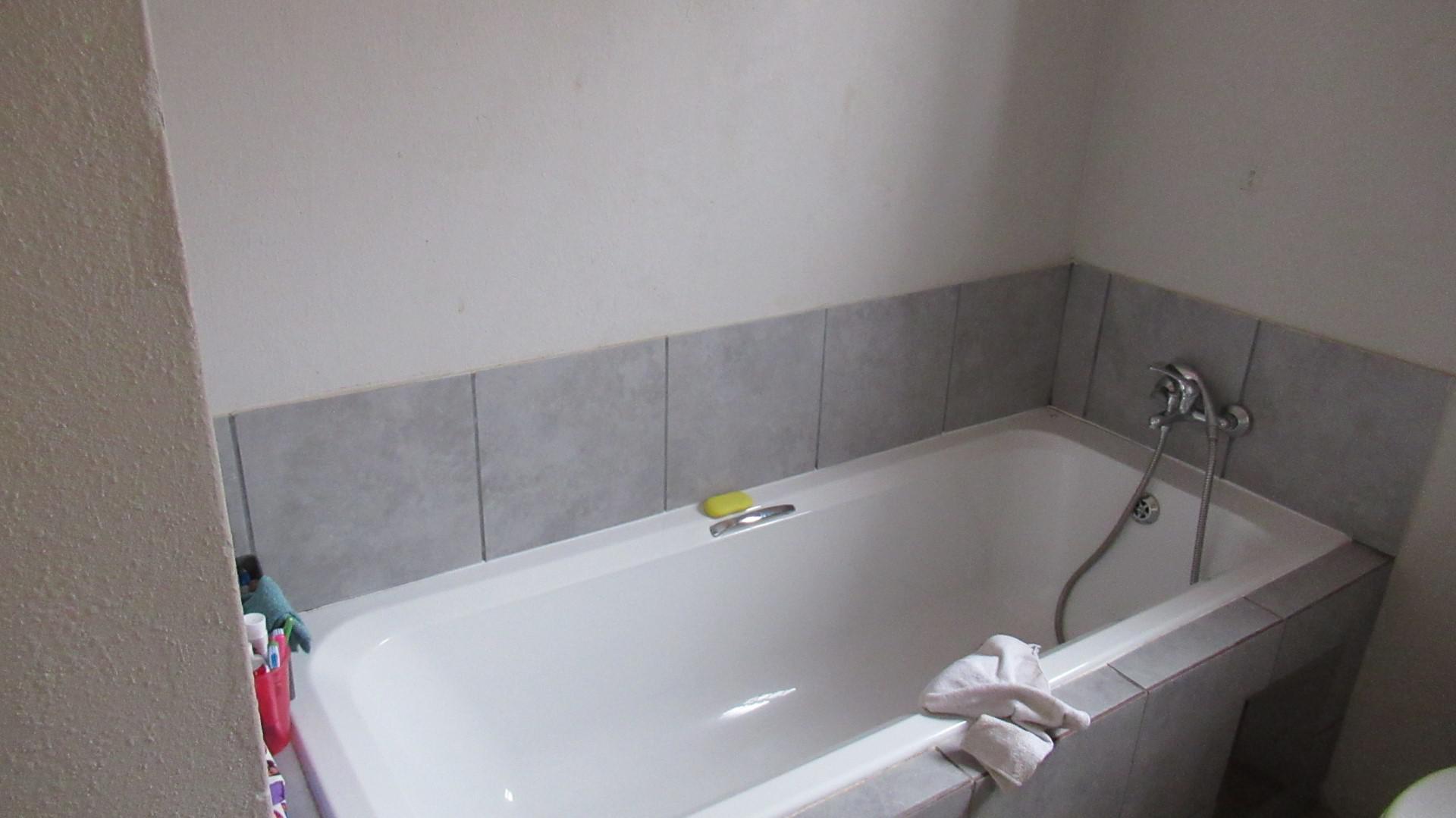 Bathroom 1 - 5 square meters of property in Crystal Park