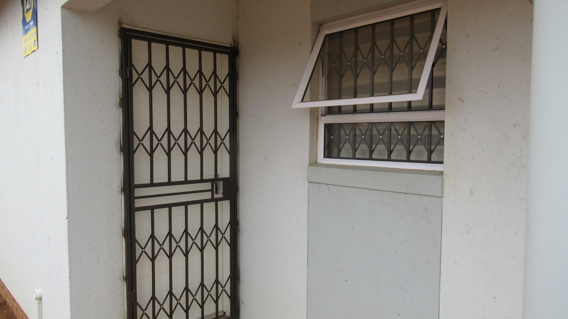 Patio - 4 square meters of property in Crystal Park