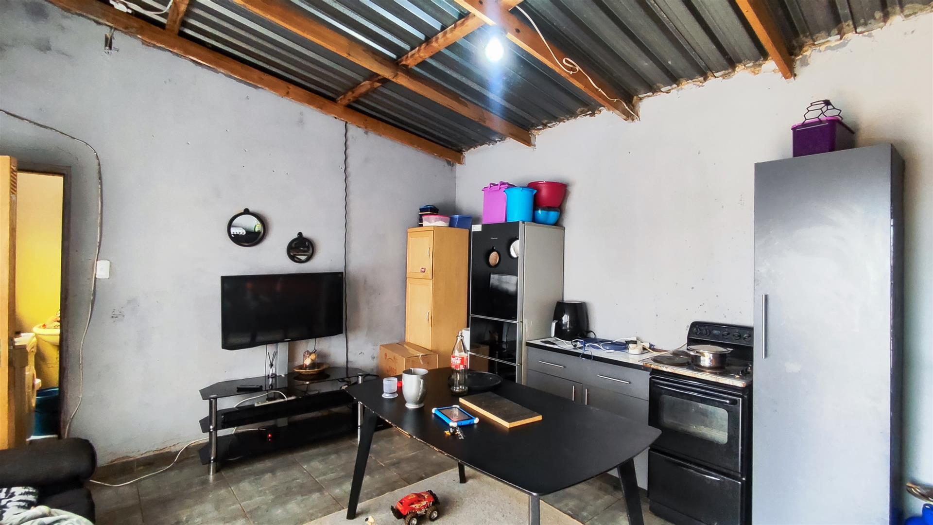 Lounges - 29 square meters of property in Kwenele