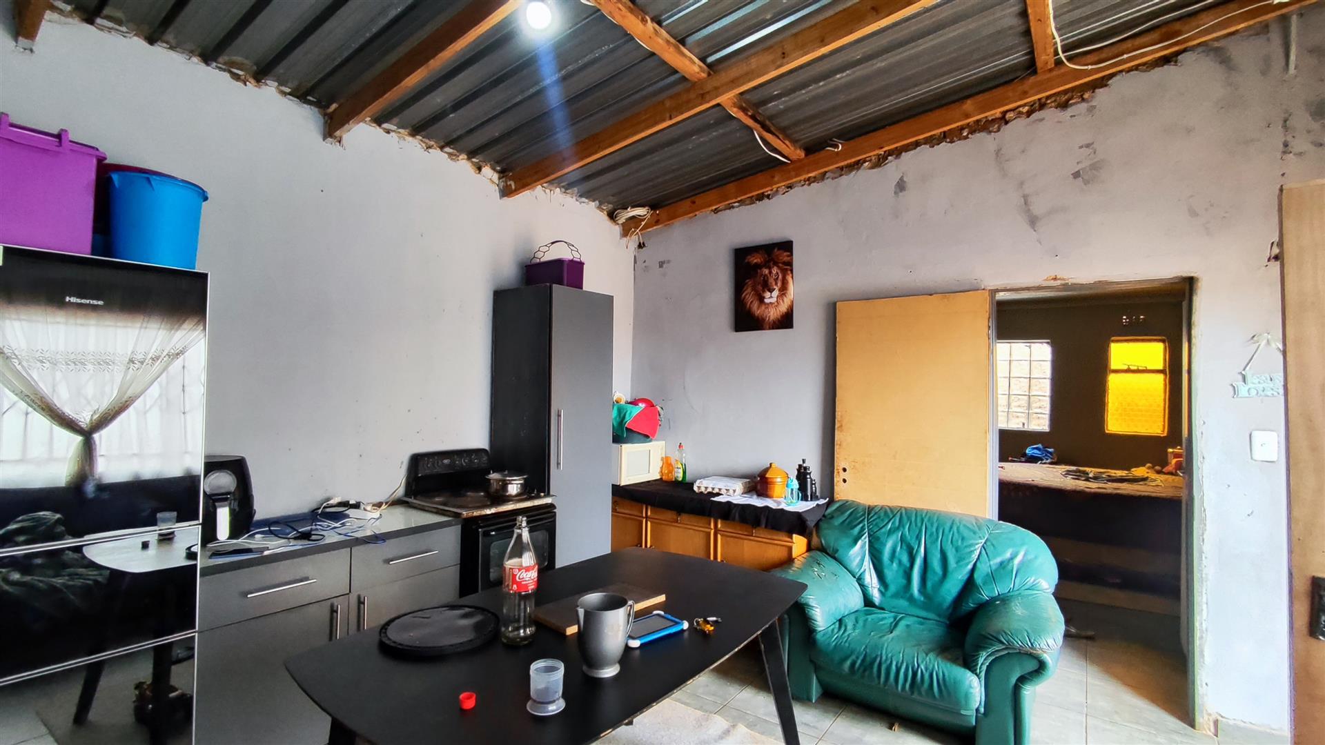 Lounges - 29 square meters of property in Kwenele