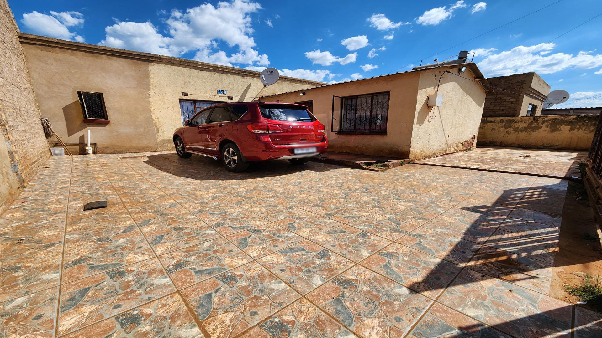 Front View of property in Kwenele