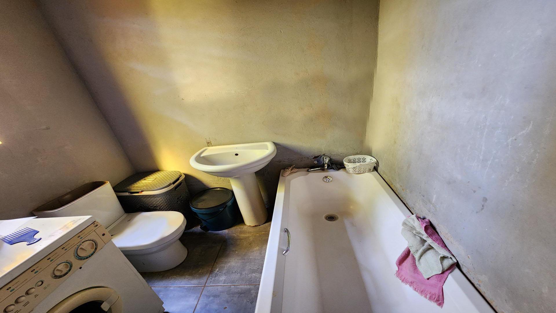 Bathroom 1 - 4 square meters of property in Kwenele
