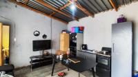 Lounges - 29 square meters of property in Kwenele