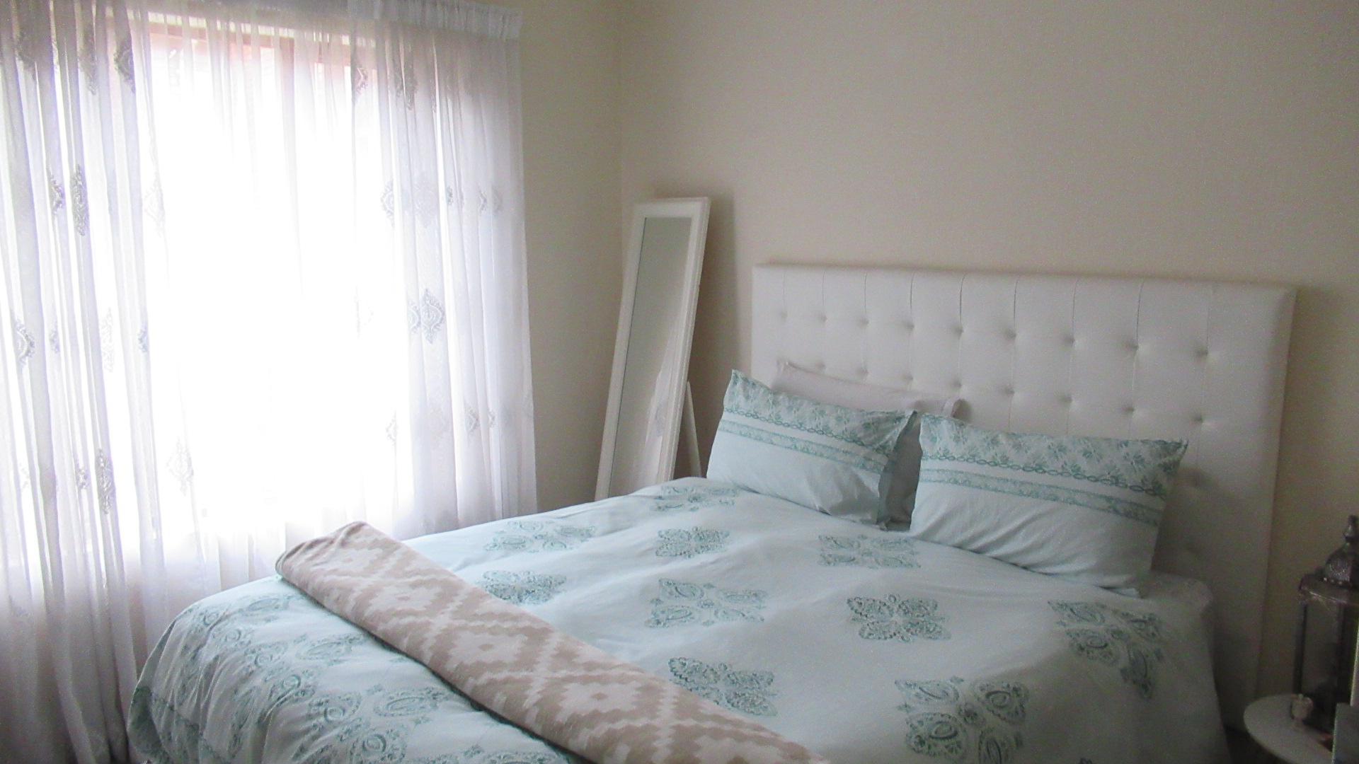 Main Bedroom - 13 square meters of property in Olivedale