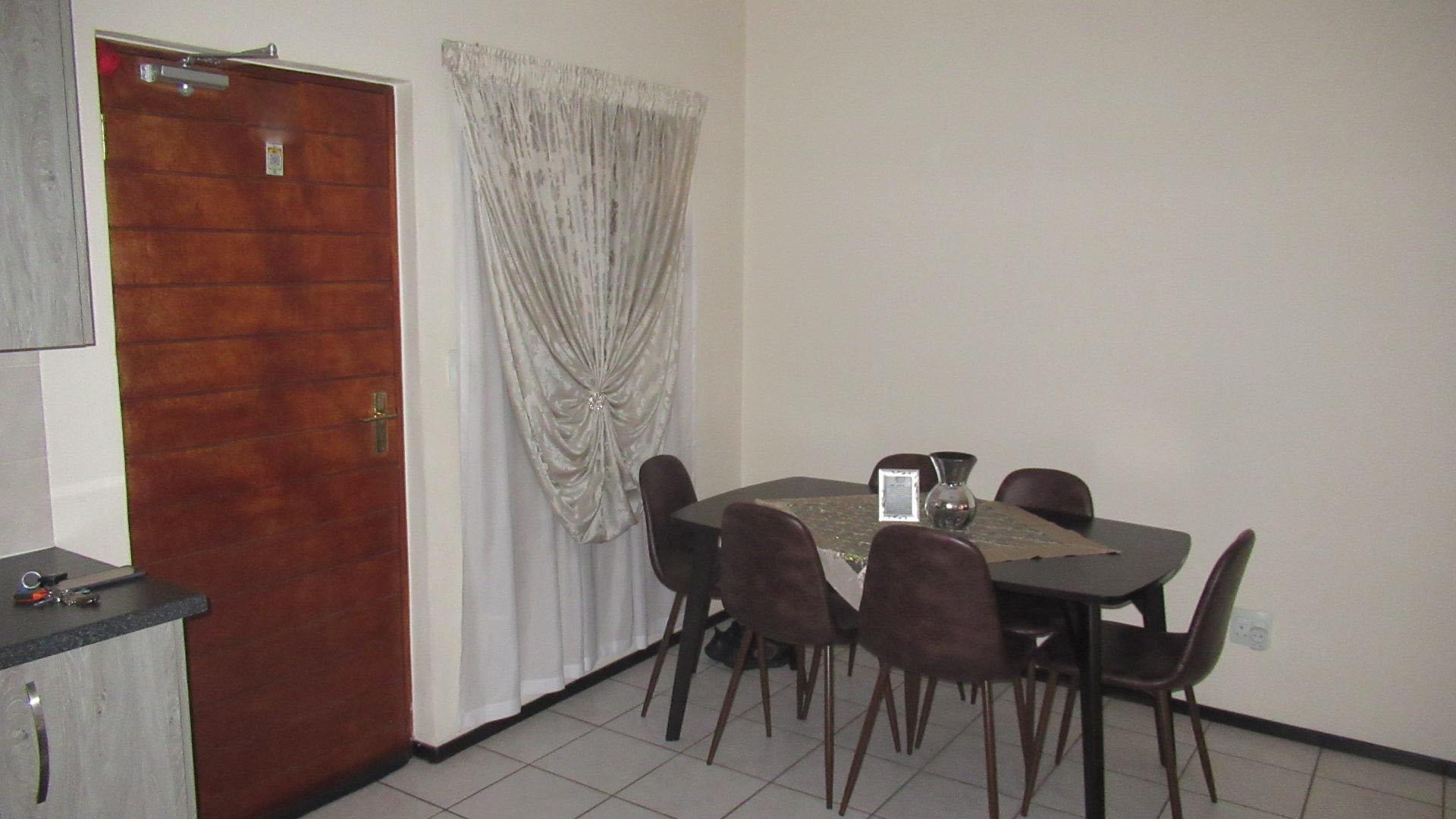 Dining Room - 5 square meters of property in Olivedale