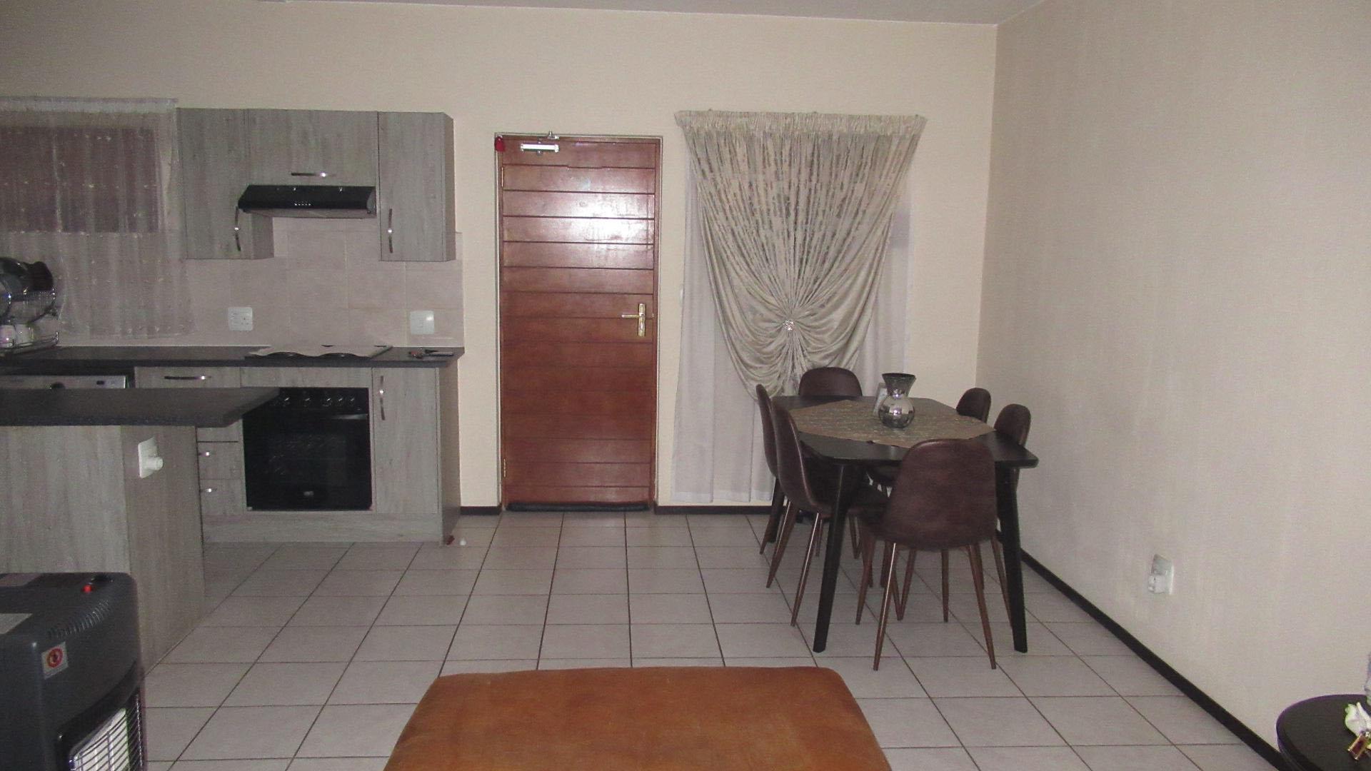 Lounges - 15 square meters of property in Olivedale