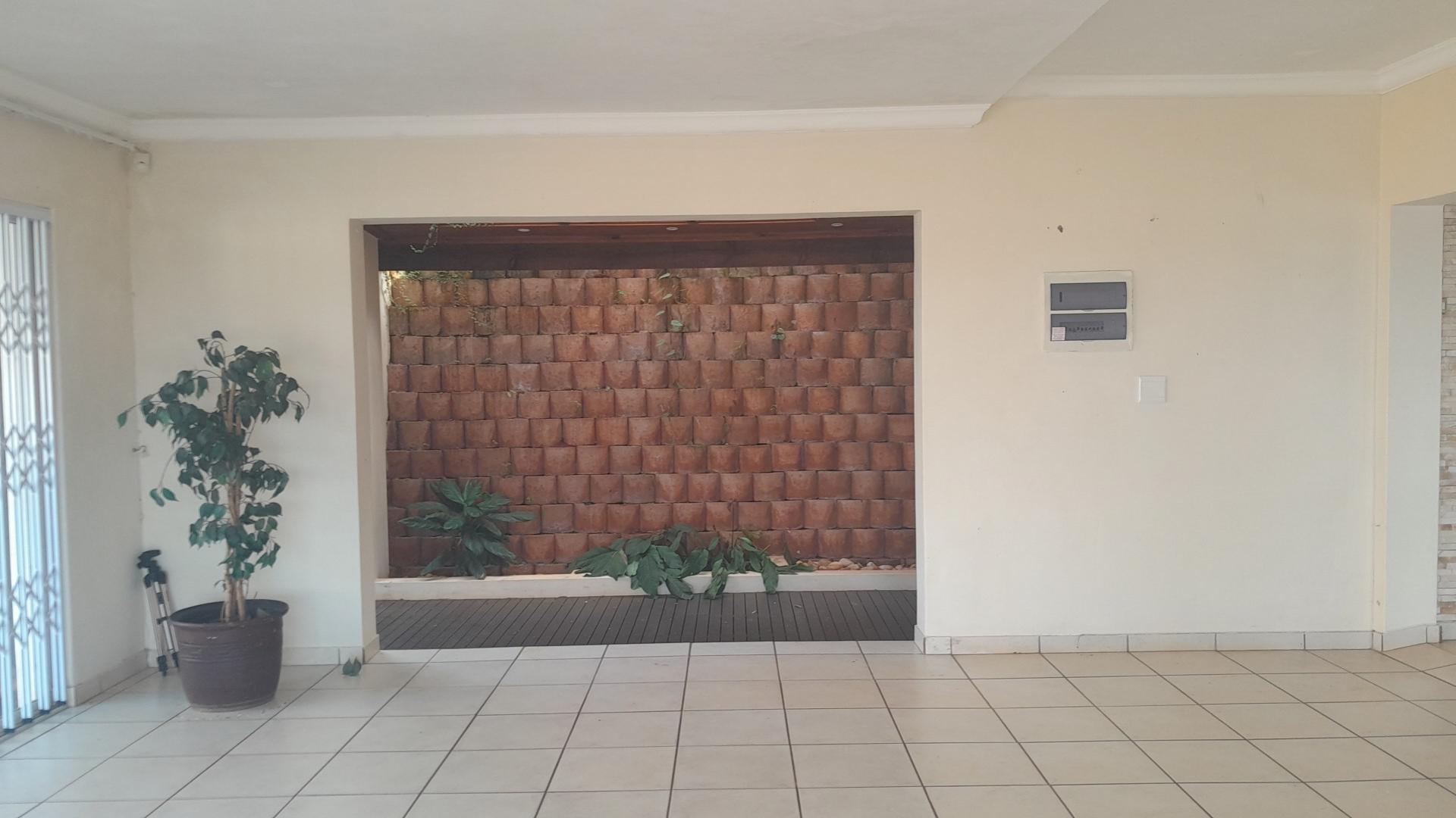 Lounges - 38 square meters of property in Panorama Park