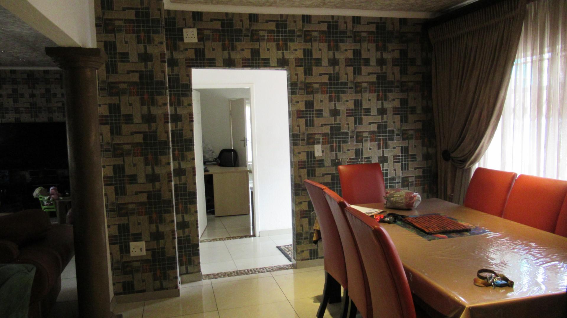 Dining Room - 15 square meters of property in Isandovale
