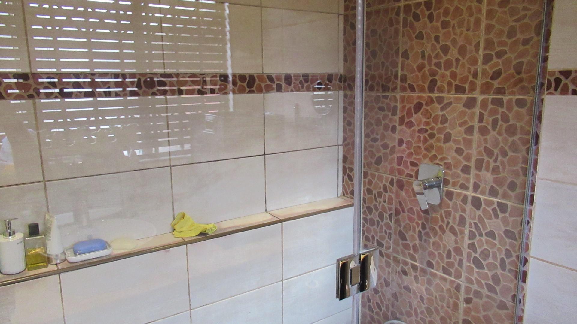 Main Bathroom - 5 square meters of property in Isandovale