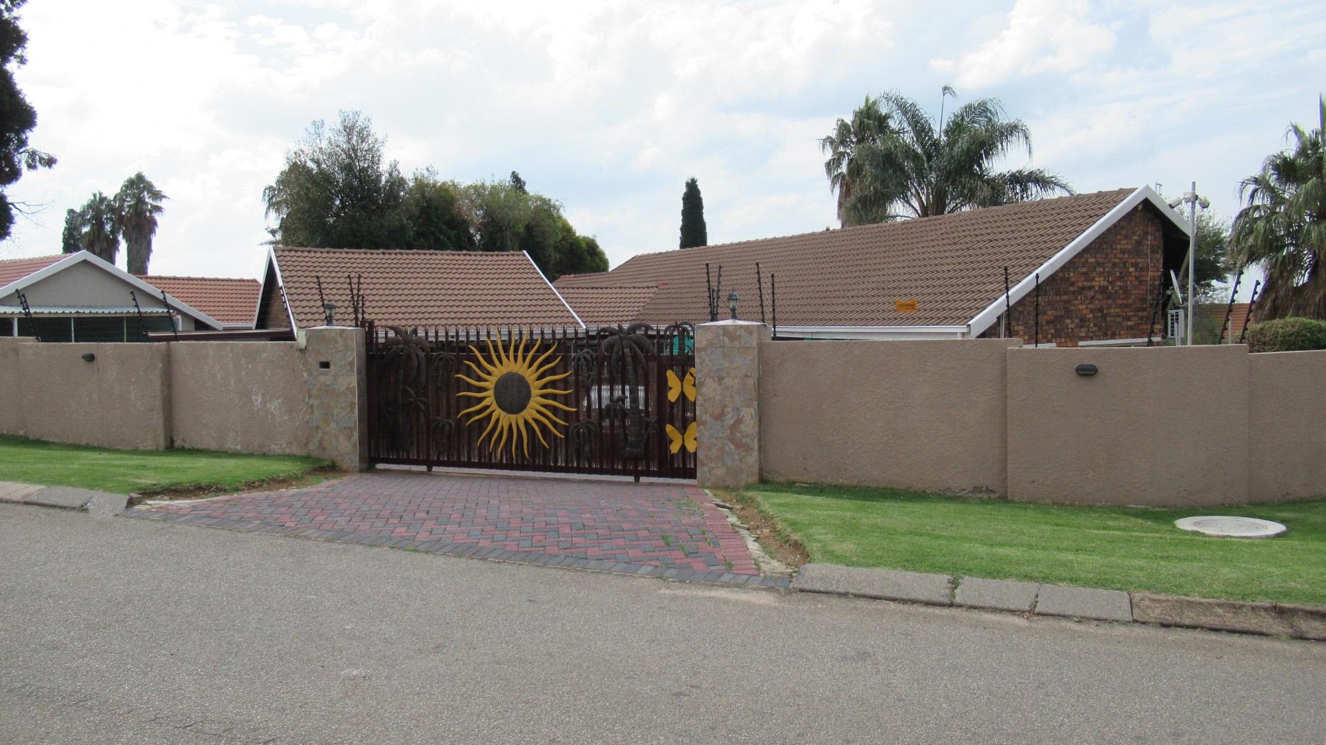 Front View of property in Isandovale