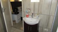 Bathroom 1 - 11 square meters of property in Isandovale
