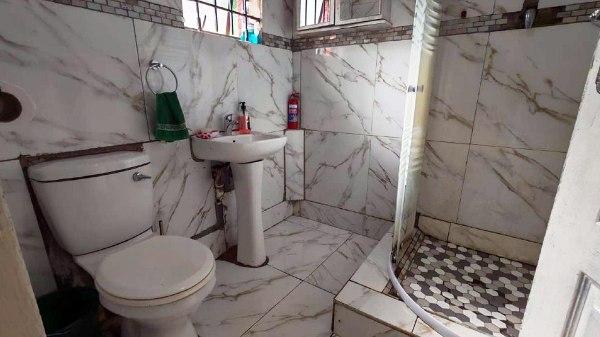 Bathroom 1 of property in Sweetwaters
