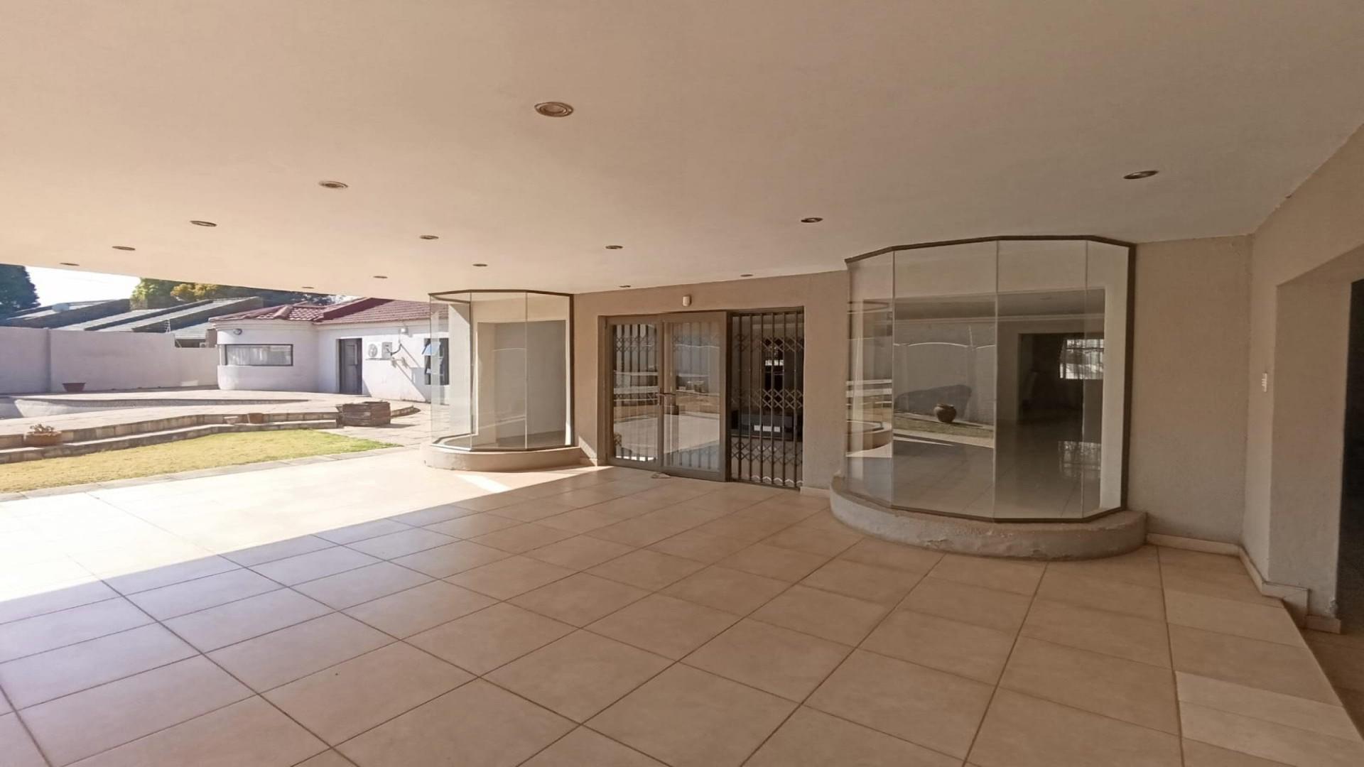 Patio - 52 square meters of property in Brackendowns