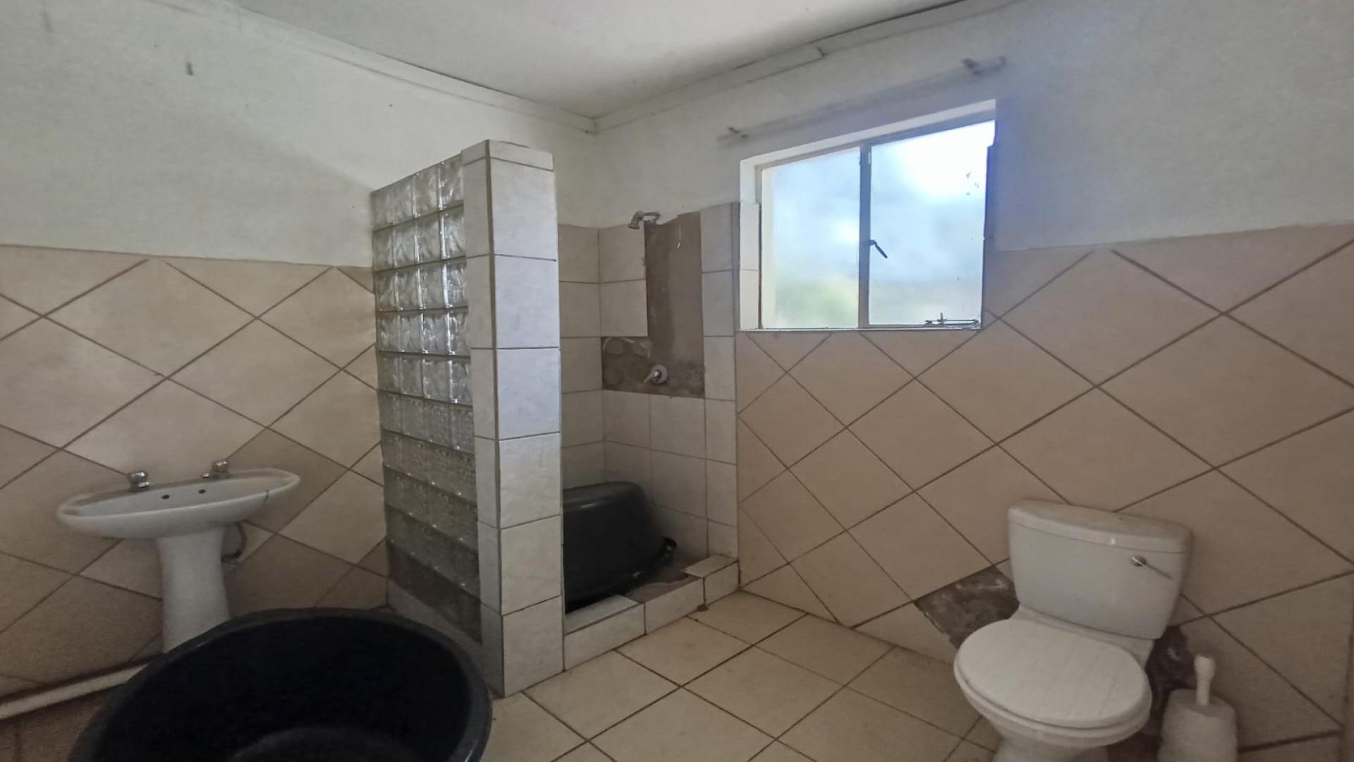 Bathroom 2 of property in Brackendowns