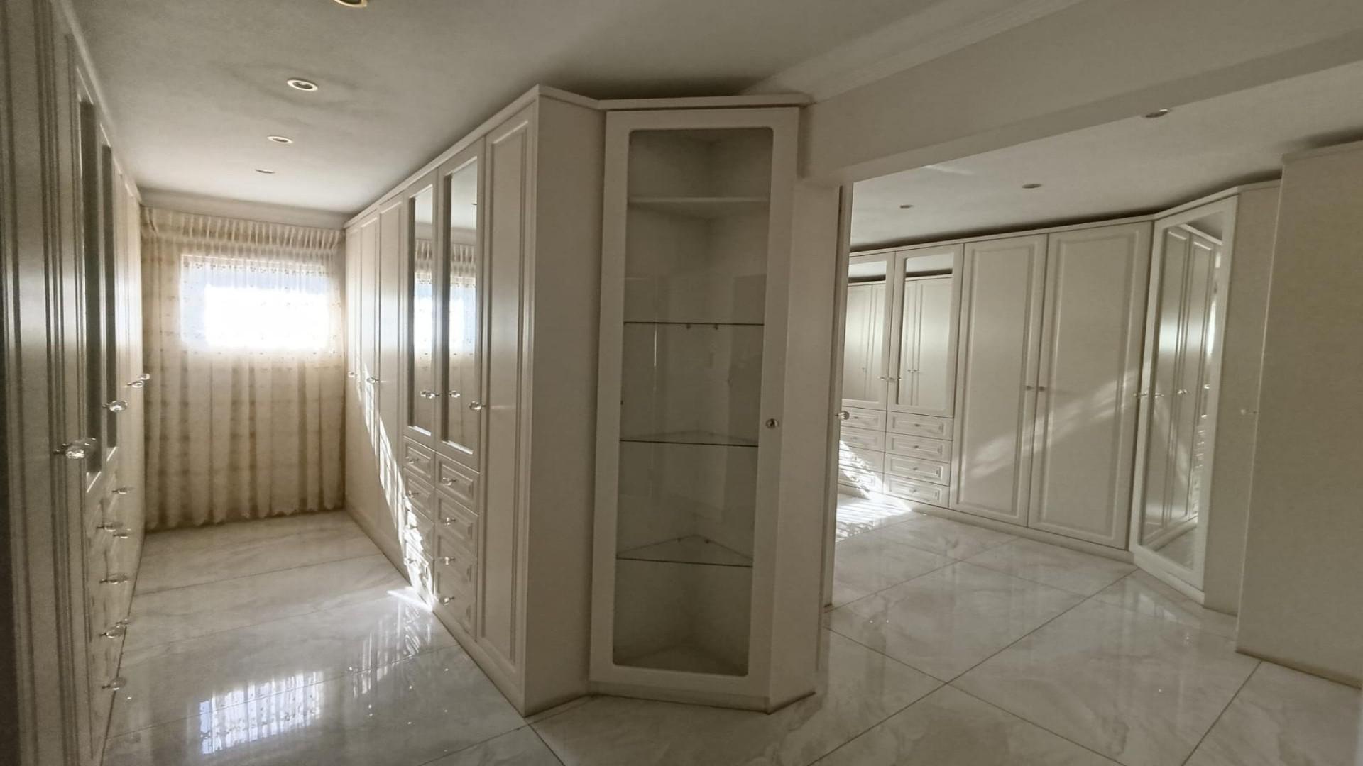 Spaces - 38 square meters of property in Brackendowns