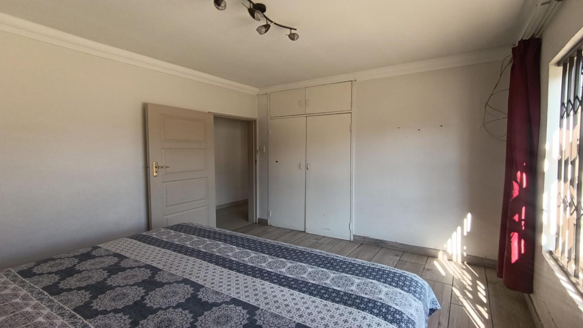 Bed Room 1 - 15 square meters of property in Brackendowns