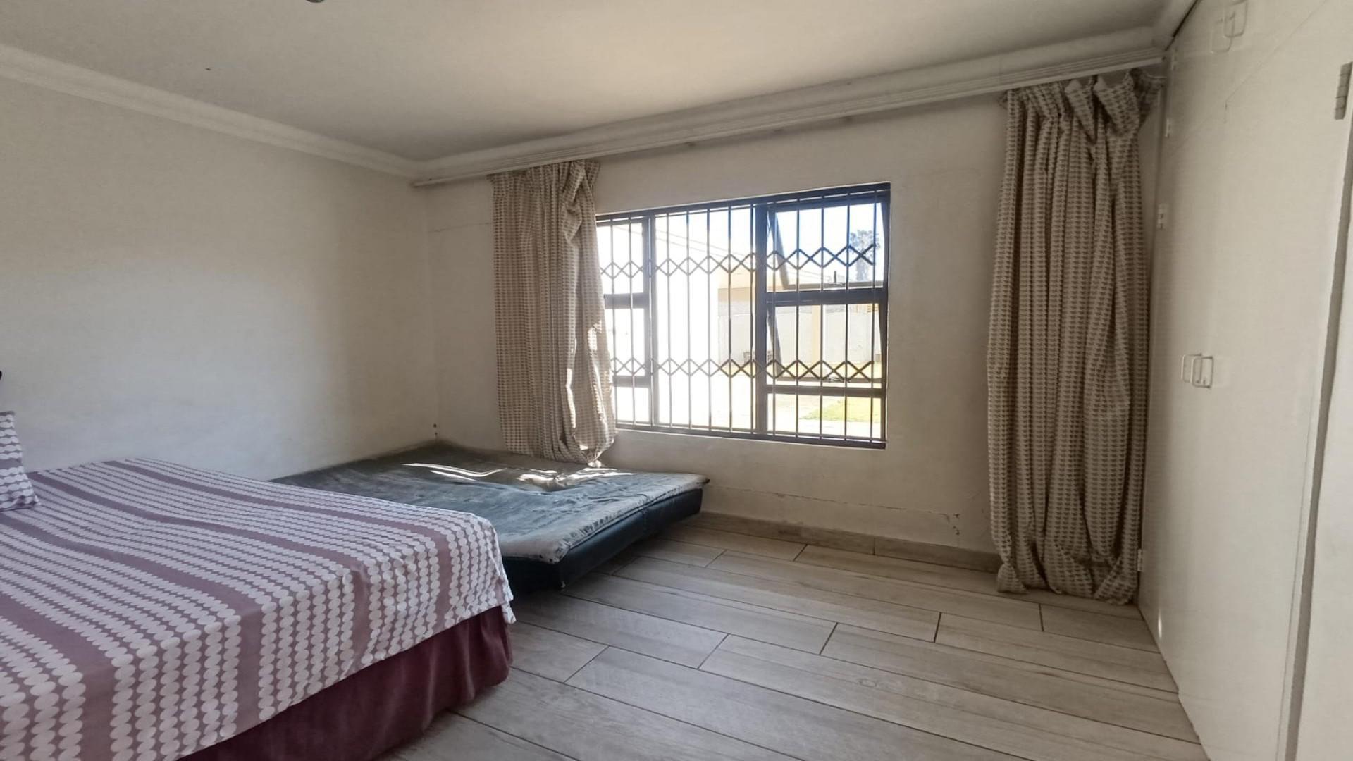 Bed Room 2 - 15 square meters of property in Brackendowns