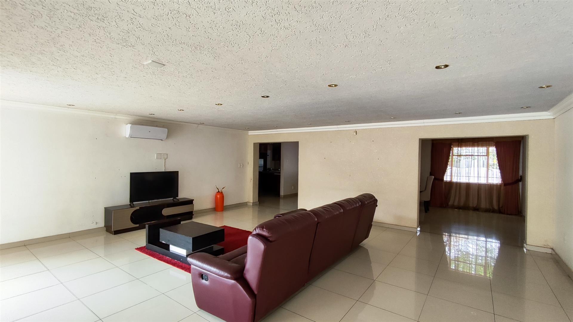 Lounges - 59 square meters of property in Brackendowns