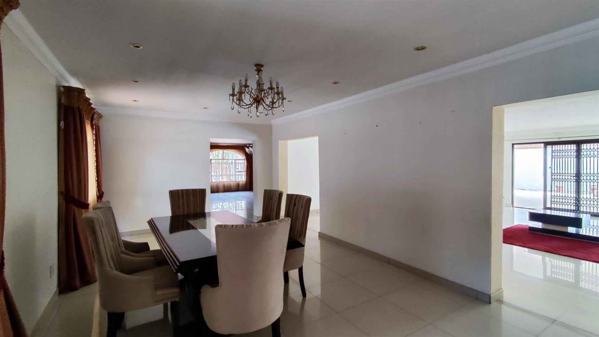 Dining Room - 35 square meters of property in Brackendowns