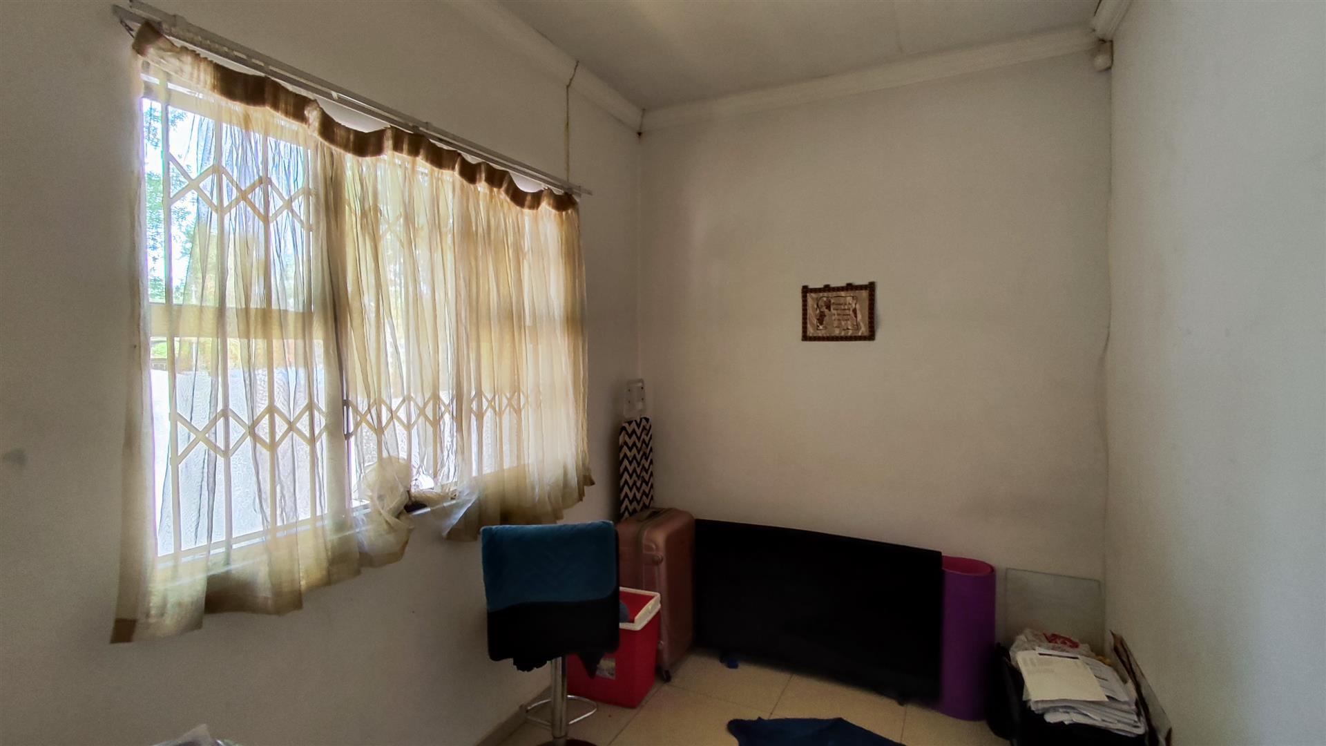 Spaces - 38 square meters of property in Brackendowns