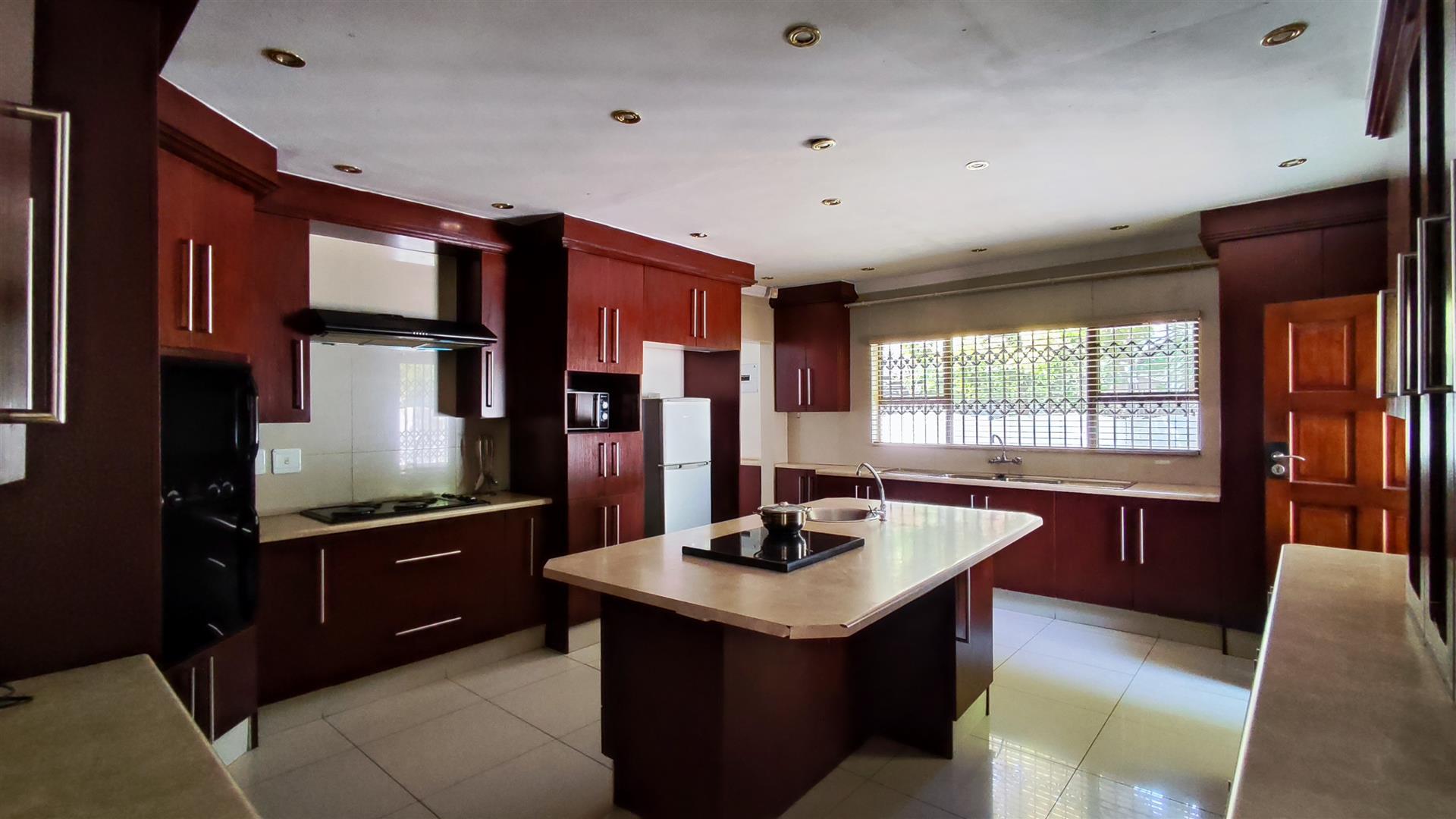 Kitchen - 29 square meters of property in Brackendowns