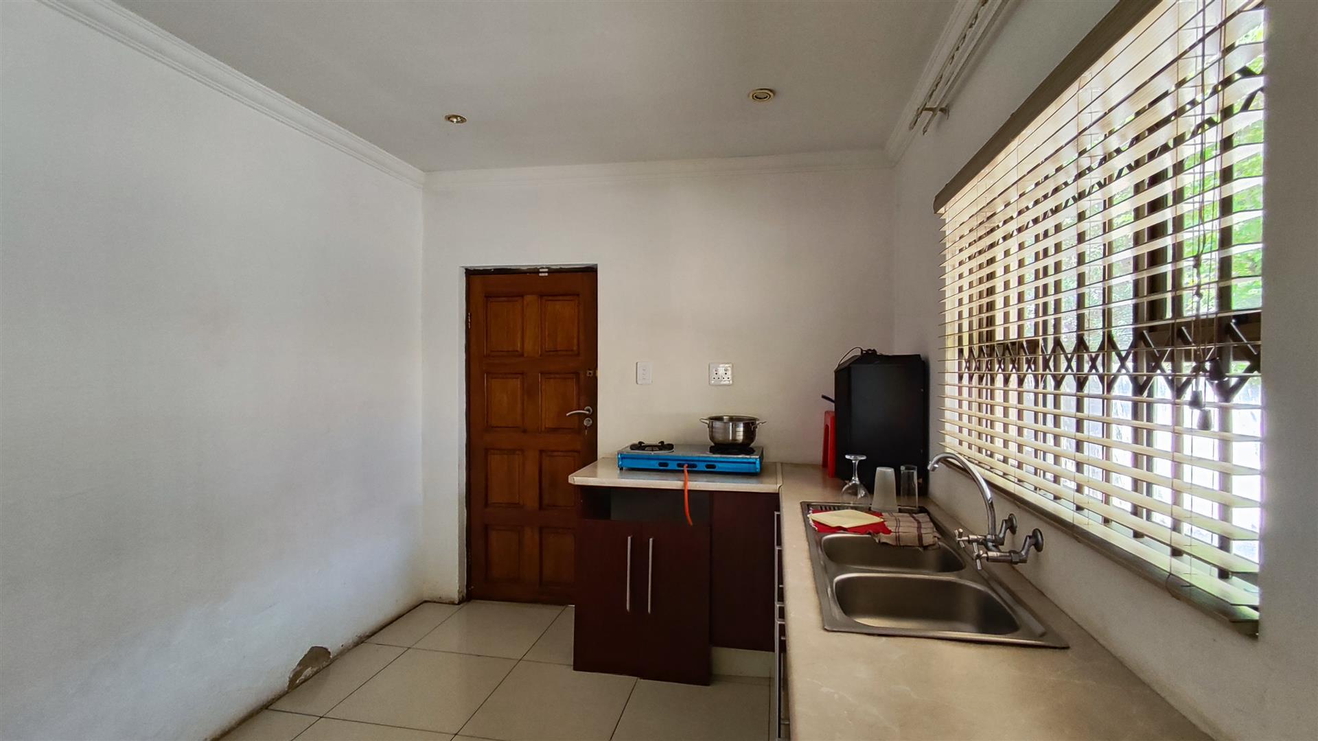 Scullery - 10 square meters of property in Brackendowns
