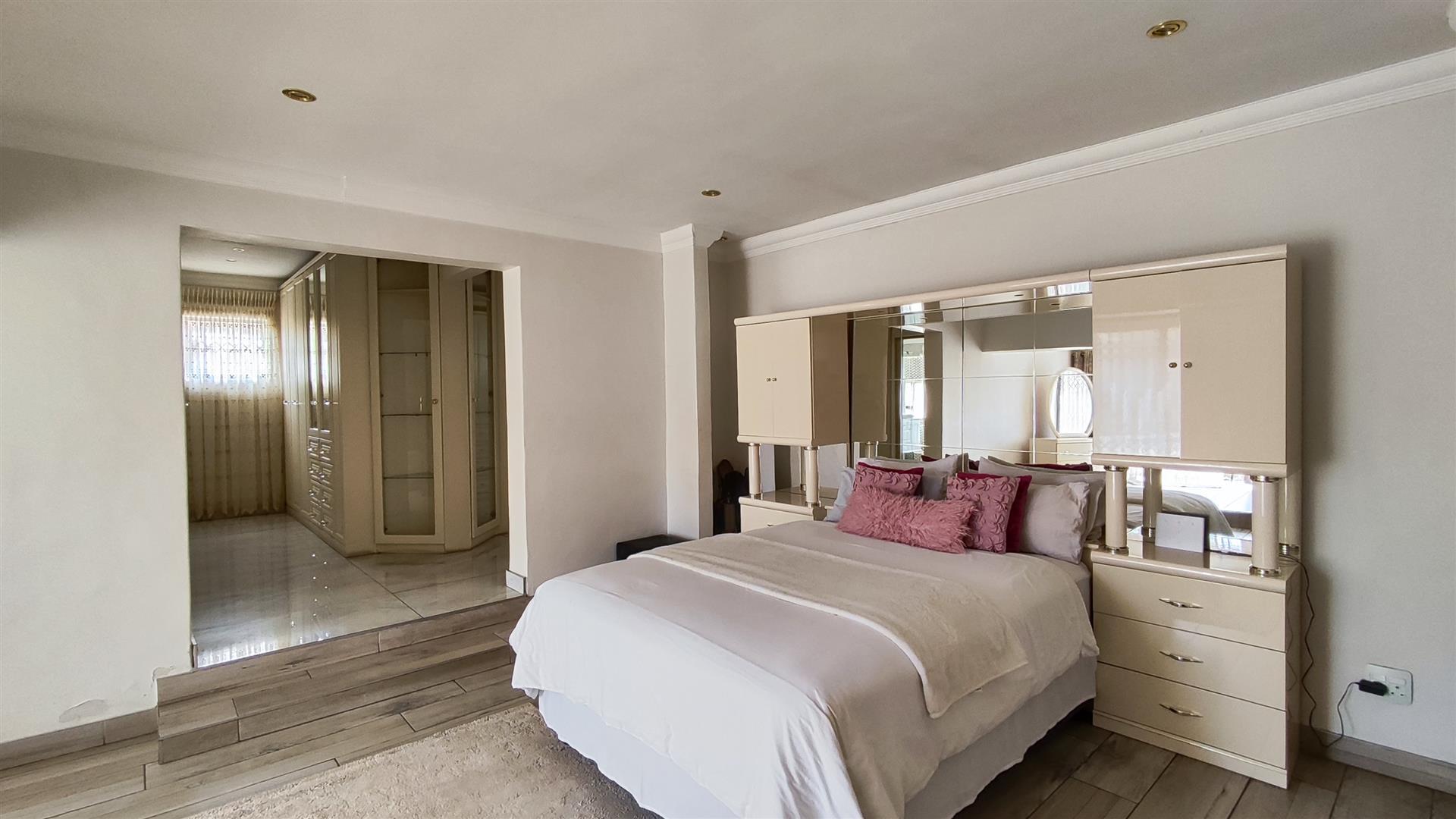 Main Bedroom - 36 square meters of property in Brackendowns