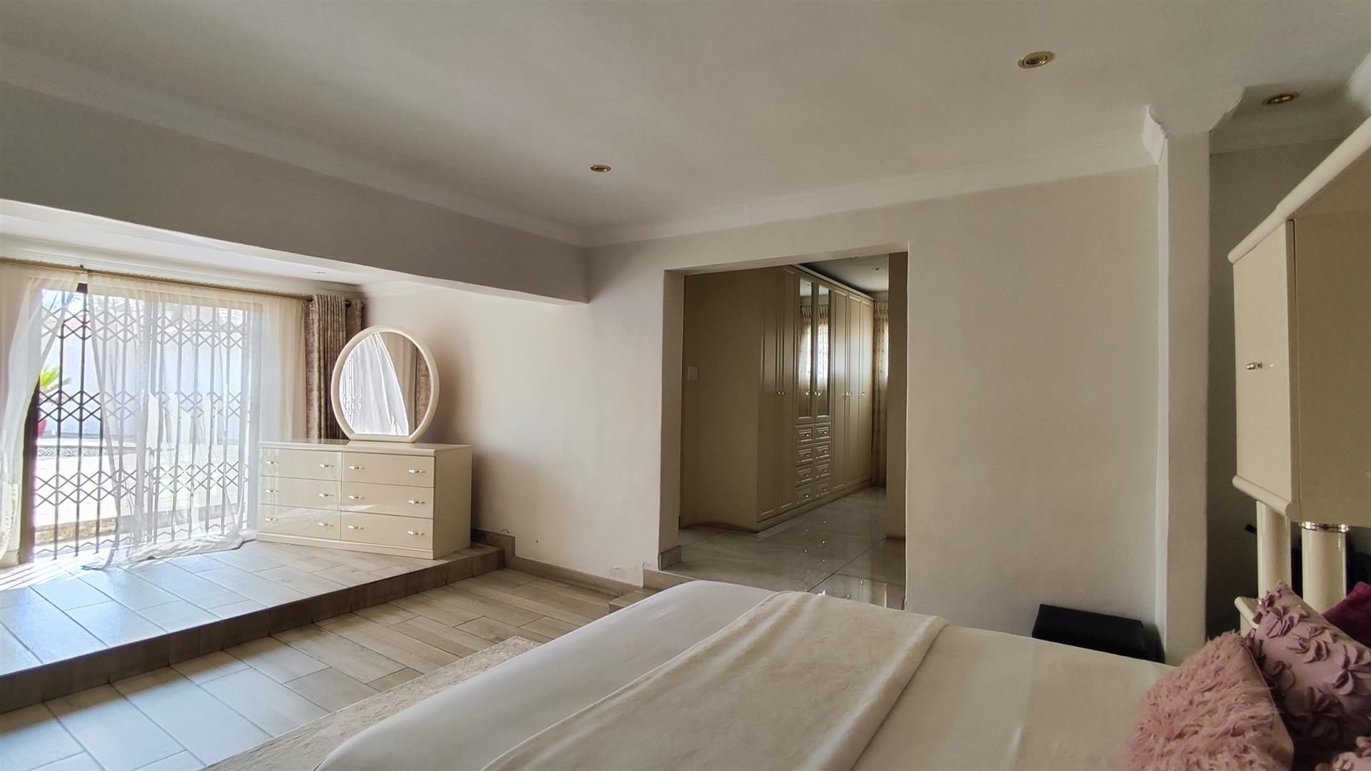 Main Bedroom - 36 square meters of property in Brackendowns