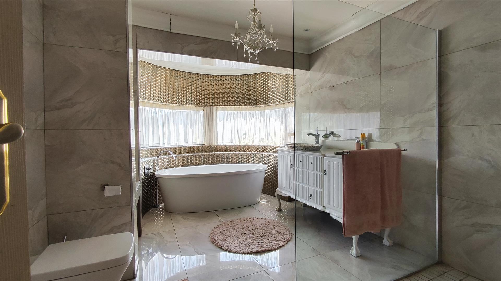 Main Bathroom - 17 square meters of property in Brackendowns