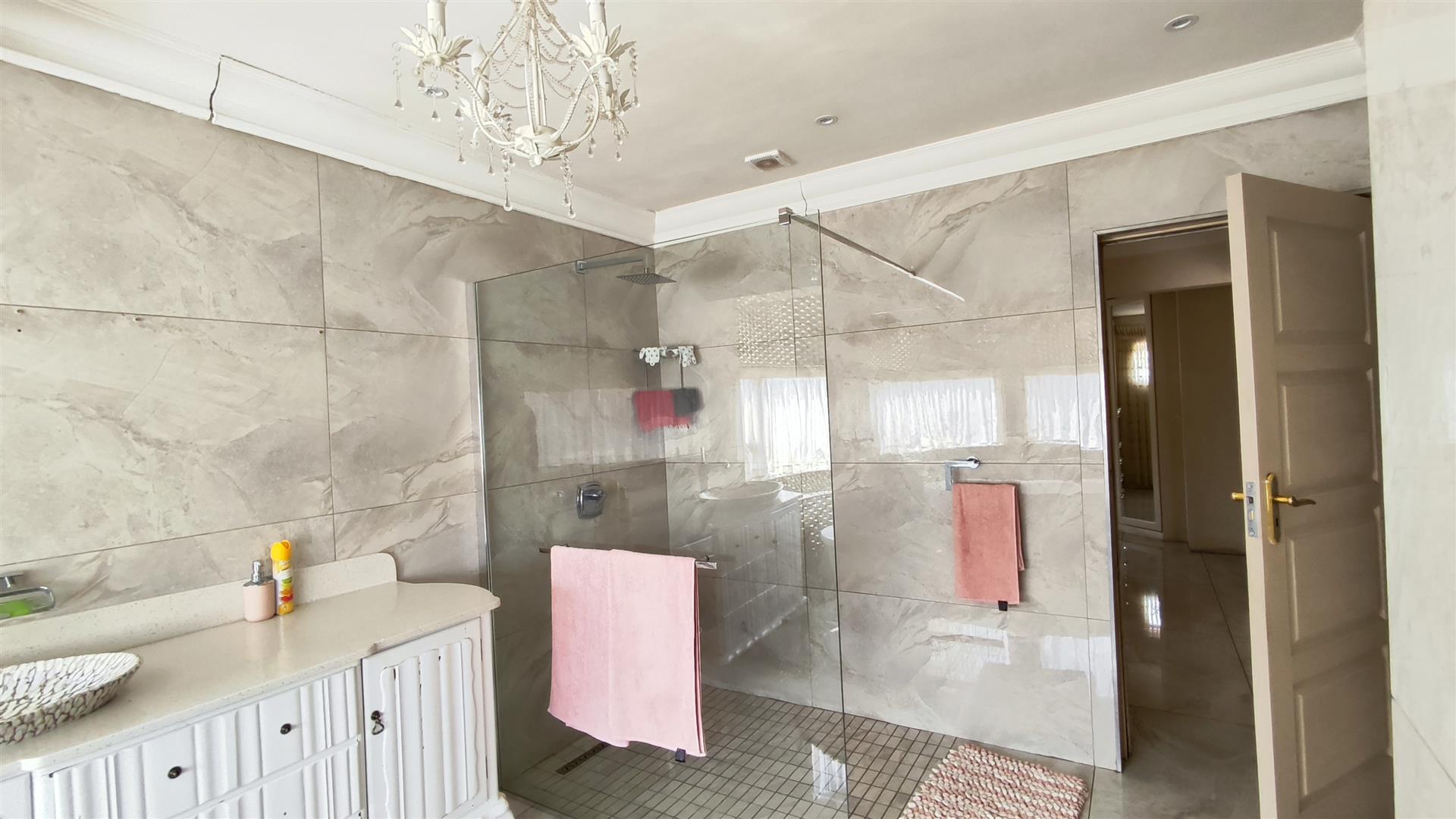 Main Bathroom - 17 square meters of property in Brackendowns