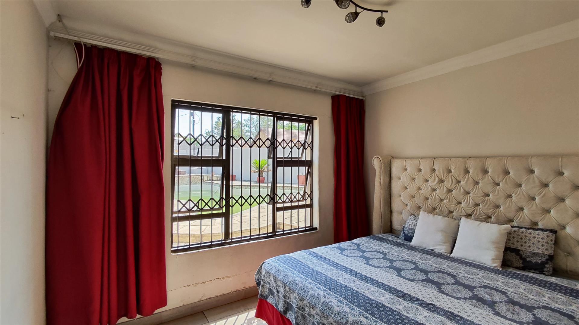Bed Room 1 - 15 square meters of property in Brackendowns