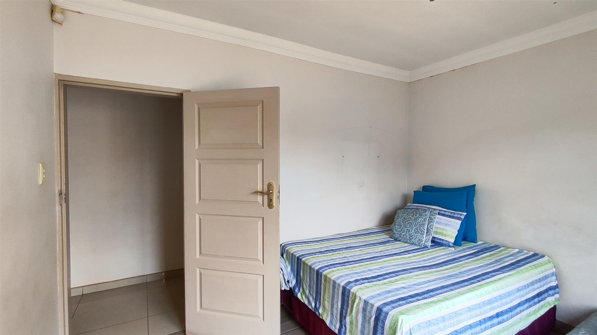 Bed Room 2 - 15 square meters of property in Brackendowns