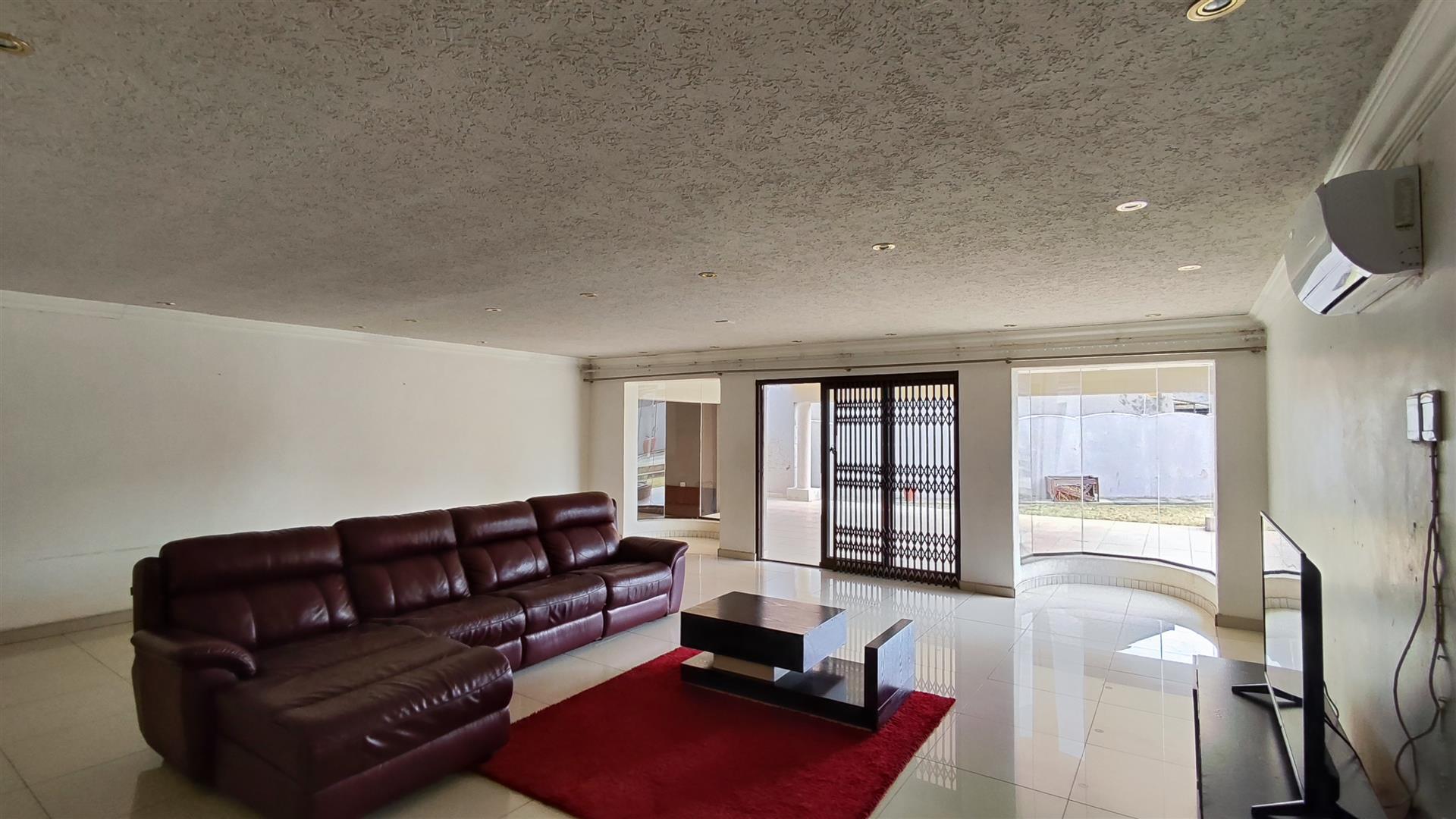 Lounges - 59 square meters of property in Brackendowns