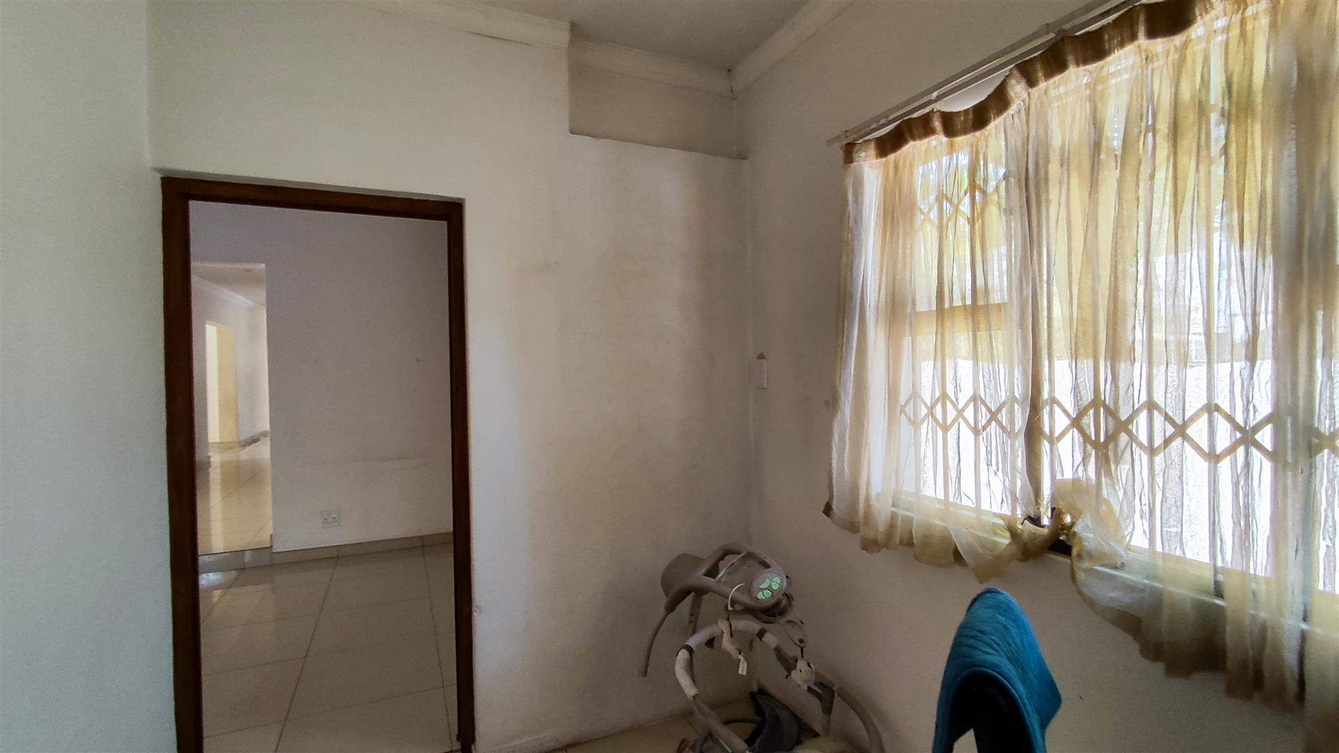 Spaces - 38 square meters of property in Brackendowns