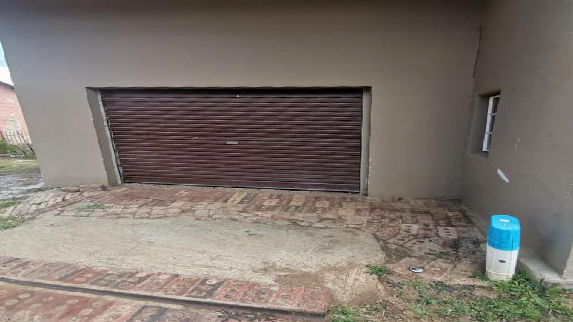 Front View of property in Frankfort