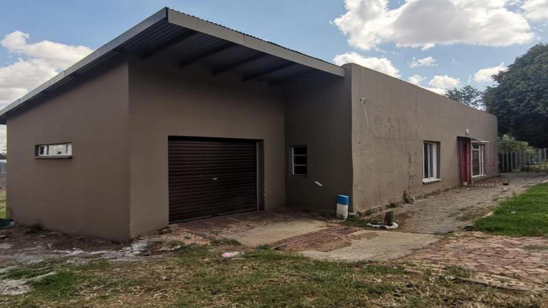 Front View of property in Frankfort