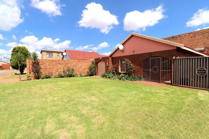 6 Bedroom House for Sale For Sale in Lenasia - MR544994