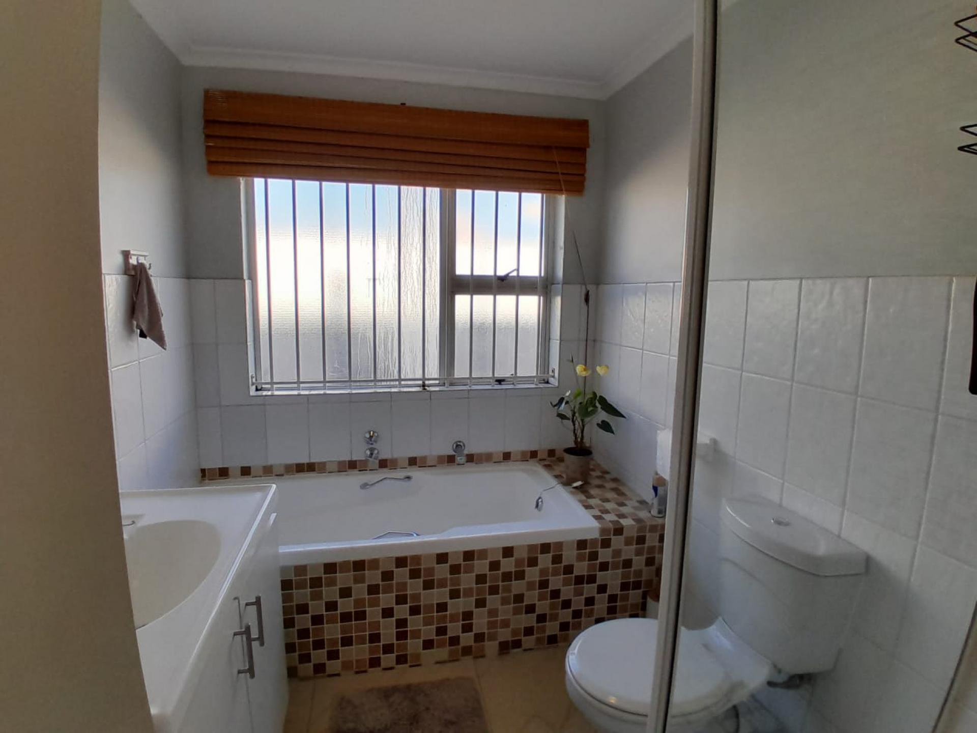 Bathroom 1 of property in Parklands