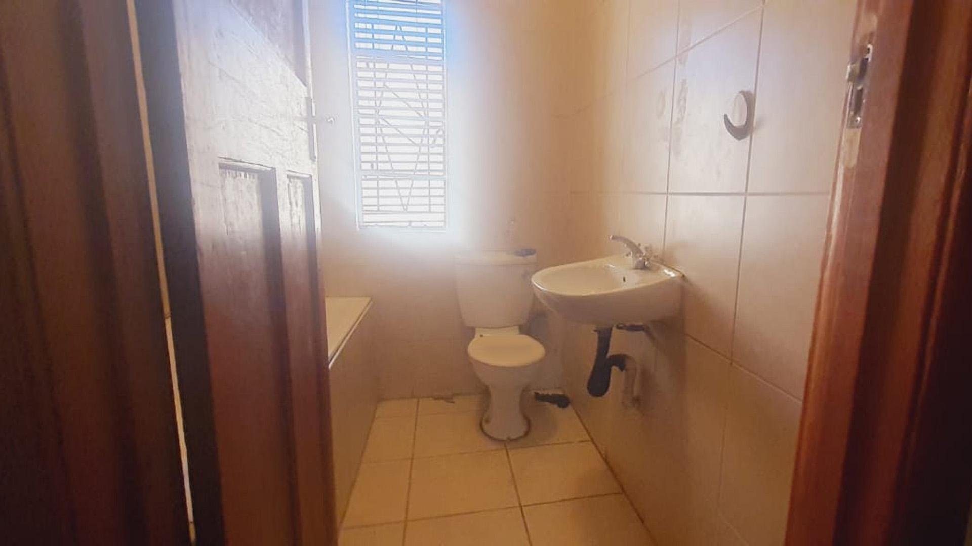 Bathroom 1 of property in Potchefstroom