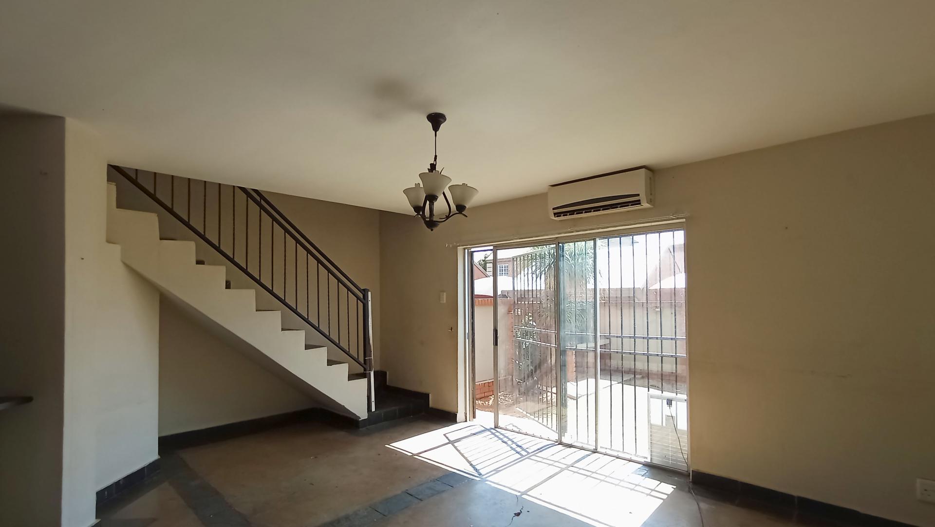 Lounges - 26 square meters of property in Montana