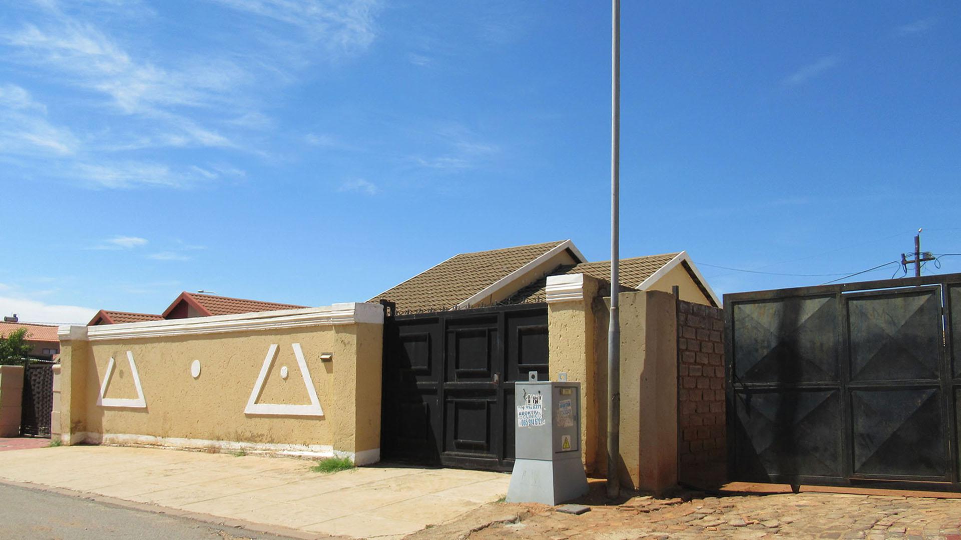 Front View of property in Protea Glen